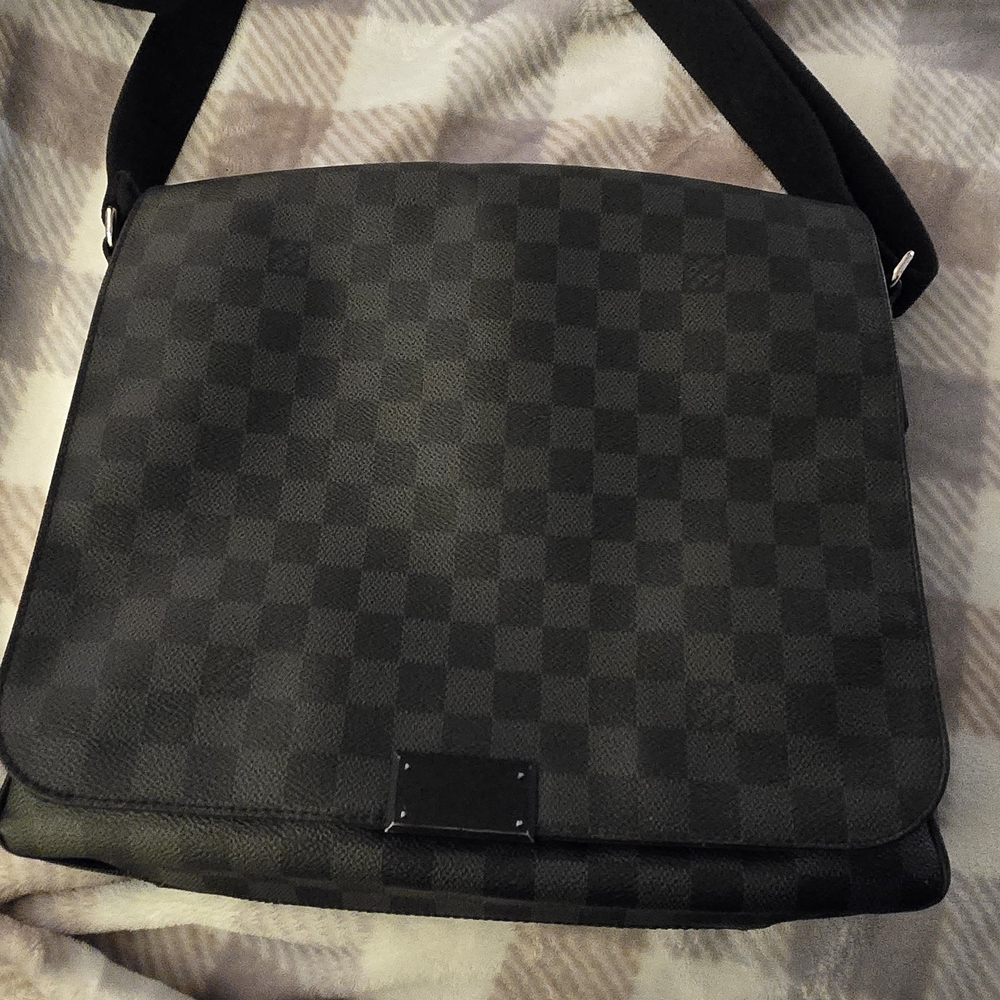 Louis Vuitton Black Messenger Bag with Iconic Design - Picture 3 of 3